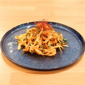 乾豆腐とミミガーの和え物